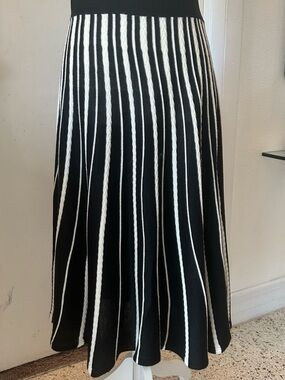 Black and White Pleated sweater Skirt